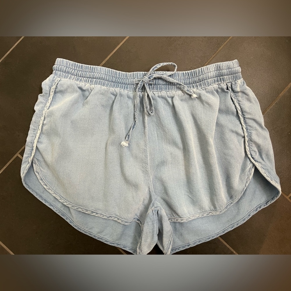 Pink Lily women’s shorts, size medium. Light blue wash. NWOT